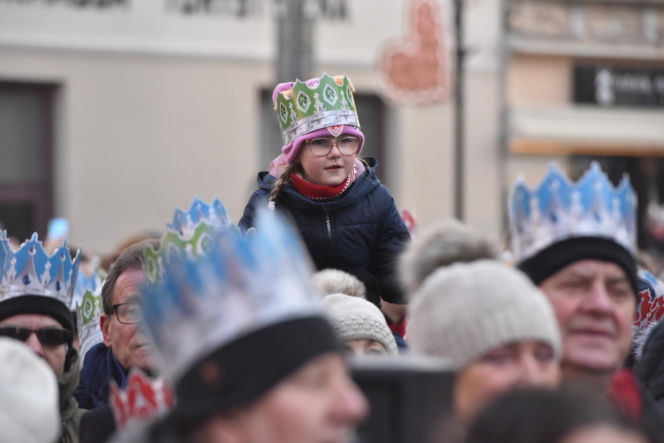 Orszak Trzech Króli 2026 w Toruniu. Zdjęcia z samego serca starówki