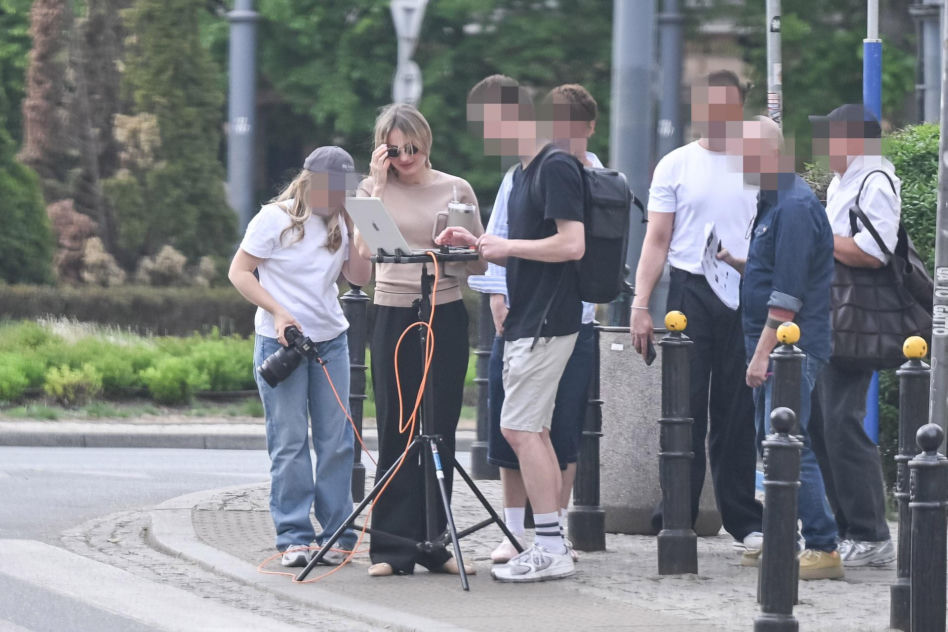 Małgorzata Socha przebiera się na ulicy