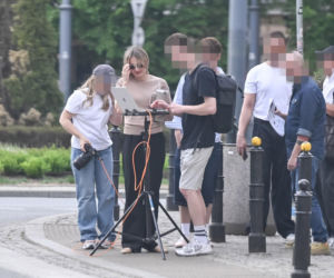 Małgorzata Socha przebiera się na ulicy