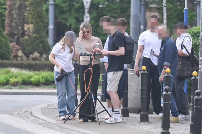 Małgorzata Socha przebiera się na ulicy
