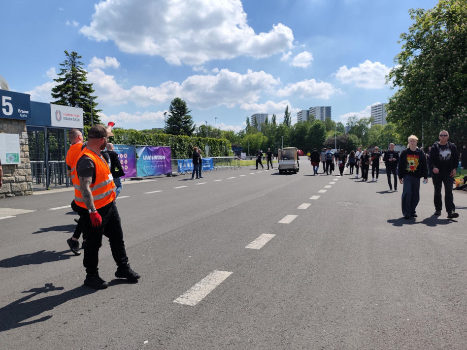 Długie kolejki i tłum fanów przed koncertem Metaliki