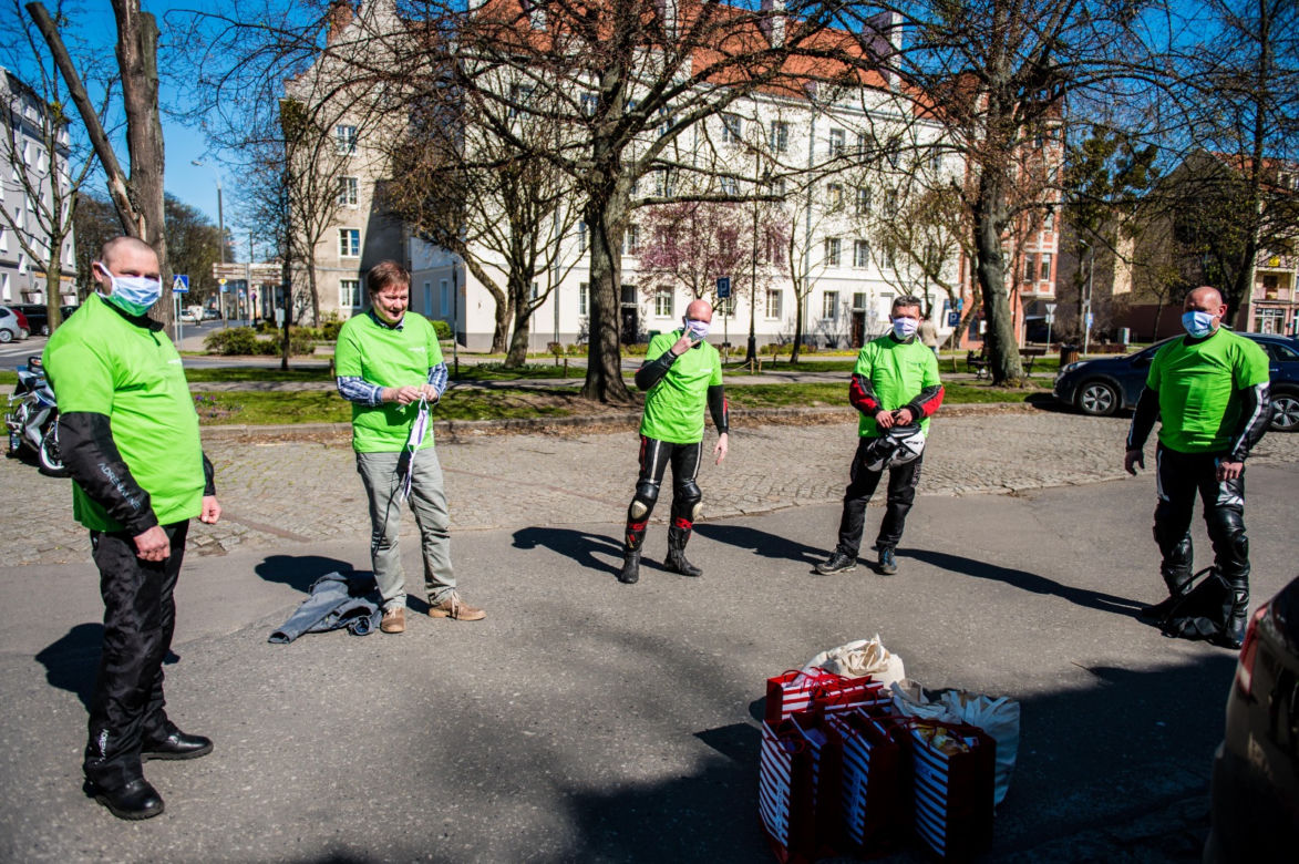 Koronawirus w Trójmieście. Jeżdżą na motorach i pomagają seniorom