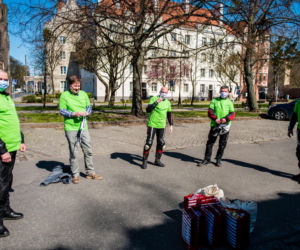 Koronawirus w Trójmieście. Jeżdżą na motorach i pomagają seniorom