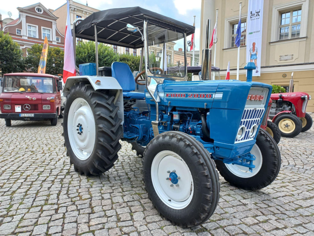 ​Zabytkowe traktory na rynku w Lesznie. Przedsmak festiwalu w Wilkowicach
