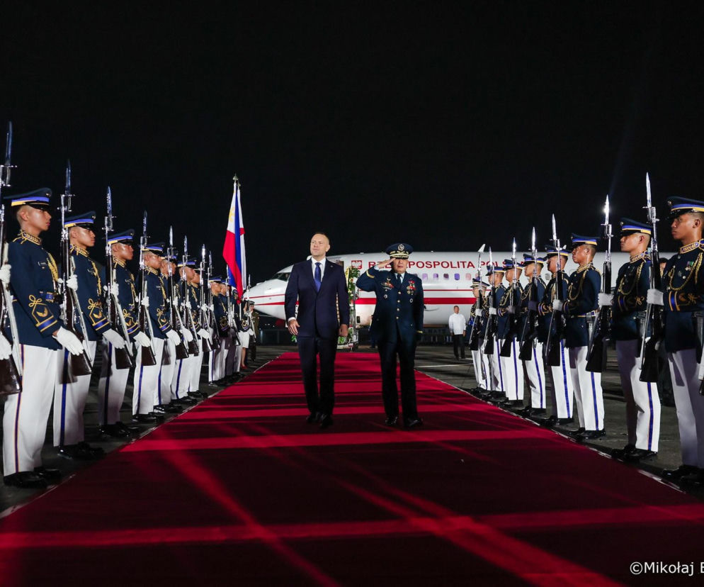 Karol Nawrocki na czerwonym dywanie w asyście żołnierzy w Manili. O wizycie na Filipinach przeczytasz na SE Polityka.
