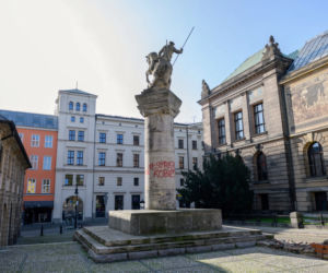 Tajemnicze znaki X na pomniku 15. Pułku Ułanów Poznańskich! Kto je namalował? [ZDJĘCIA] 