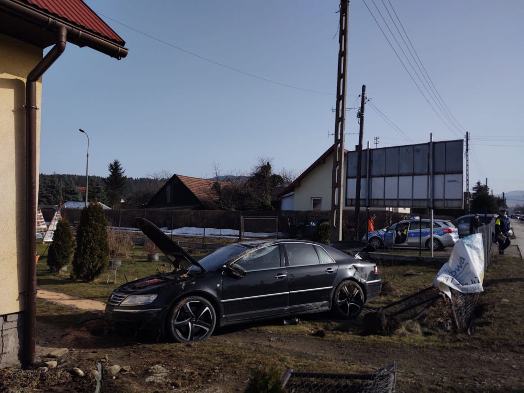 Nowy Sącz. WYPADEK na ul. Nawojowskiej. Samochód wpadł na cudzą posesję