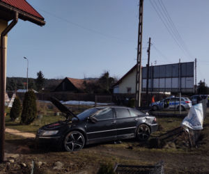 Nowy Sącz. WYPADEK na ul. Nawojowskiej. Samochód wpadł na cudzą posesję