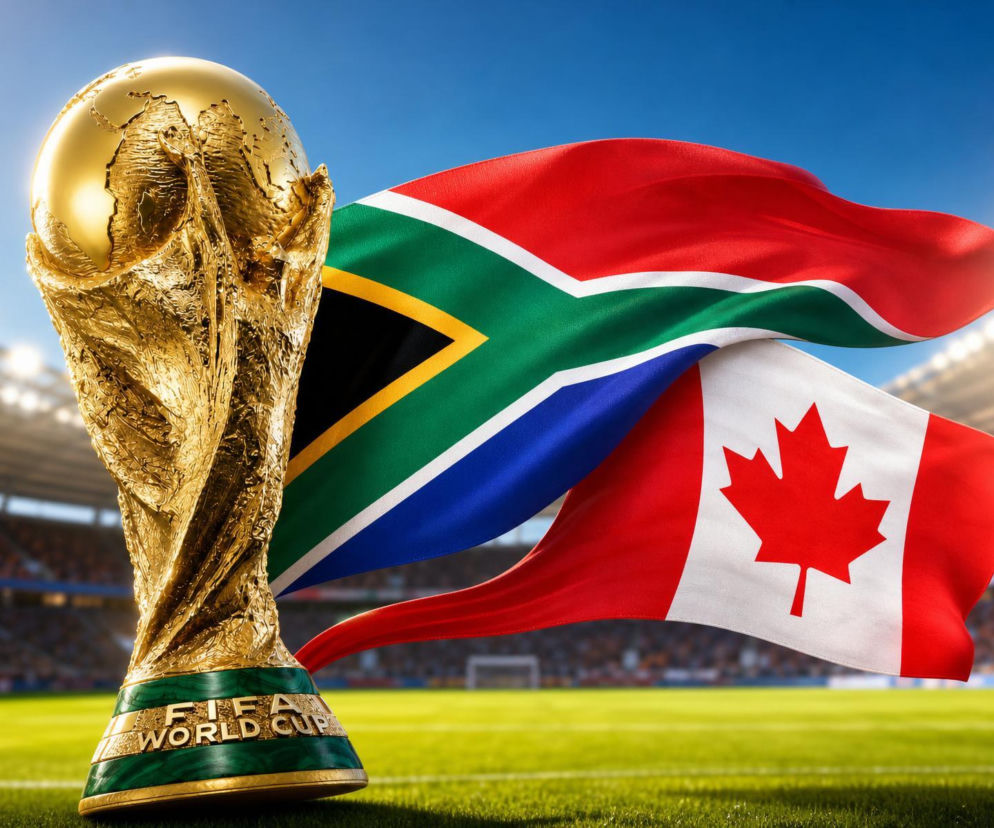 Złote trofeum Pucharu Świata FIFA na tle flag Republiki Południowej Afryki i Kanady, powiewających na wietrze nad murawą stadionu. Symbolika sportowej rywalizacji i międzynarodowych mistrzostw świata, o których przeczytasz więcej na naszym portalu.