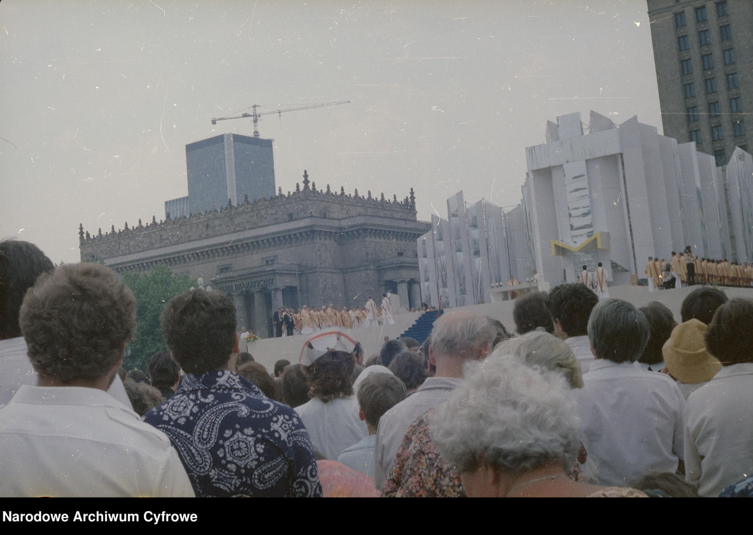 Budowa Centrum LIM widoczna w tle mszy na Placu Defilad w Warszawie w 1987 r.