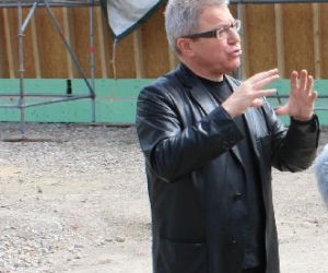 Daniel Libeskind przed nieukończonym budynkiem