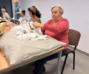 Słuchaczki Międzypokoleniowego Centrum Wiedzy uszyły legowiska dla zwierzaków