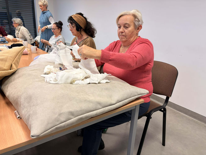 Słuchaczki Międzypokoleniowego Centrum Wiedzy uszyły legowiska dla zwierzaków