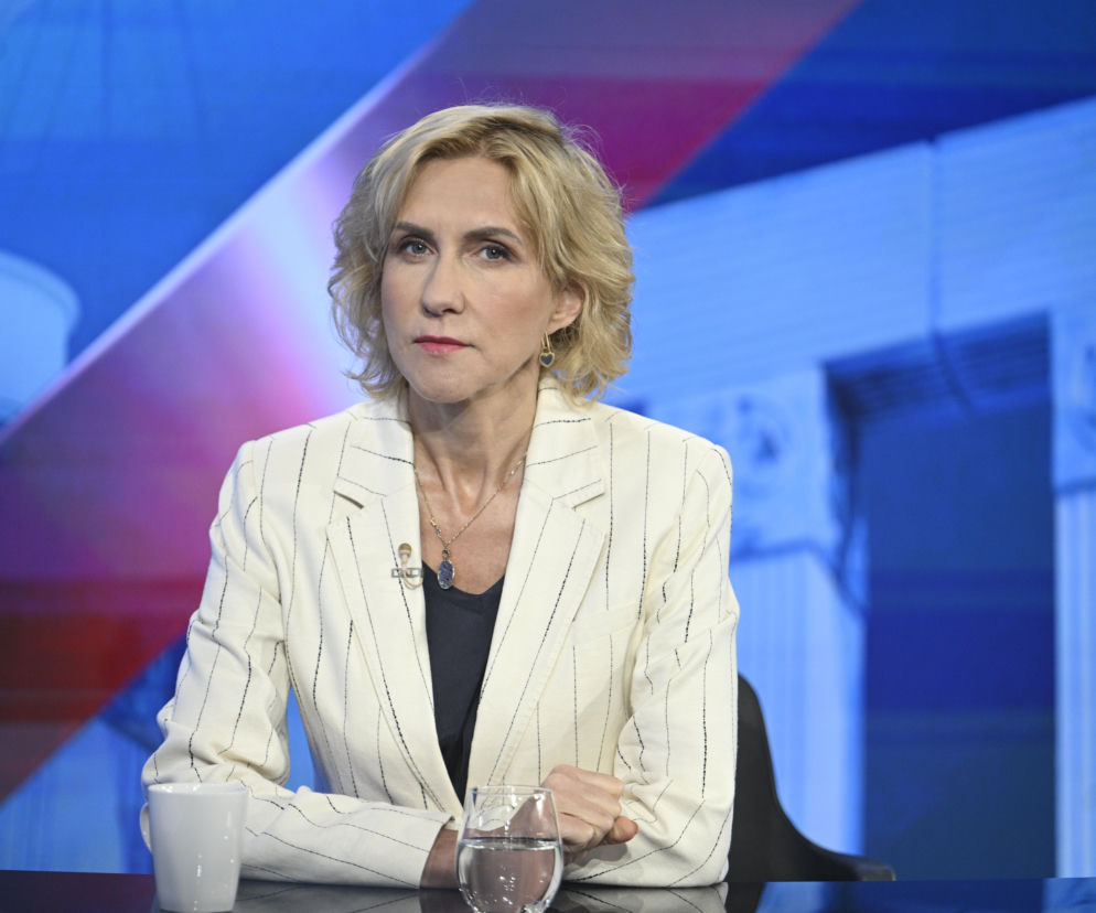 Posłanka Urszula Pasławska w białym żakiecie. O krytyce byłego członka PSL przeczytasz na SE Polityka.