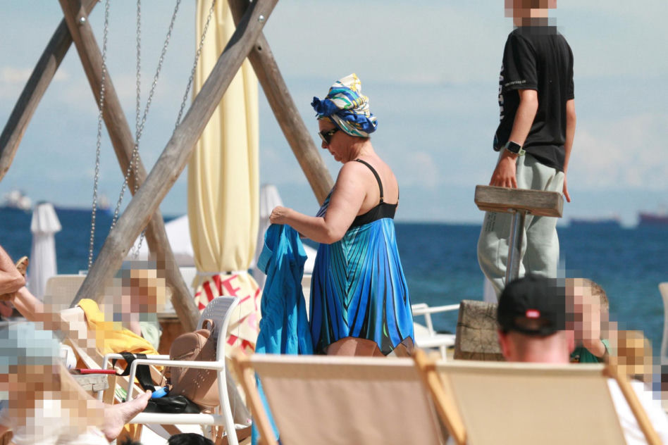 Justyna Sieńczyłło na plaży