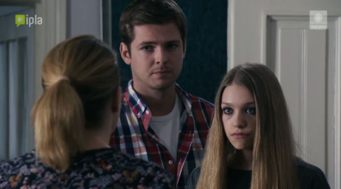 Przyjaciółki odcinek 86, Anka (Magdalena Stużyńska), Julka (Nicole Bogdanowicz), Czarek (Kamil Kula)