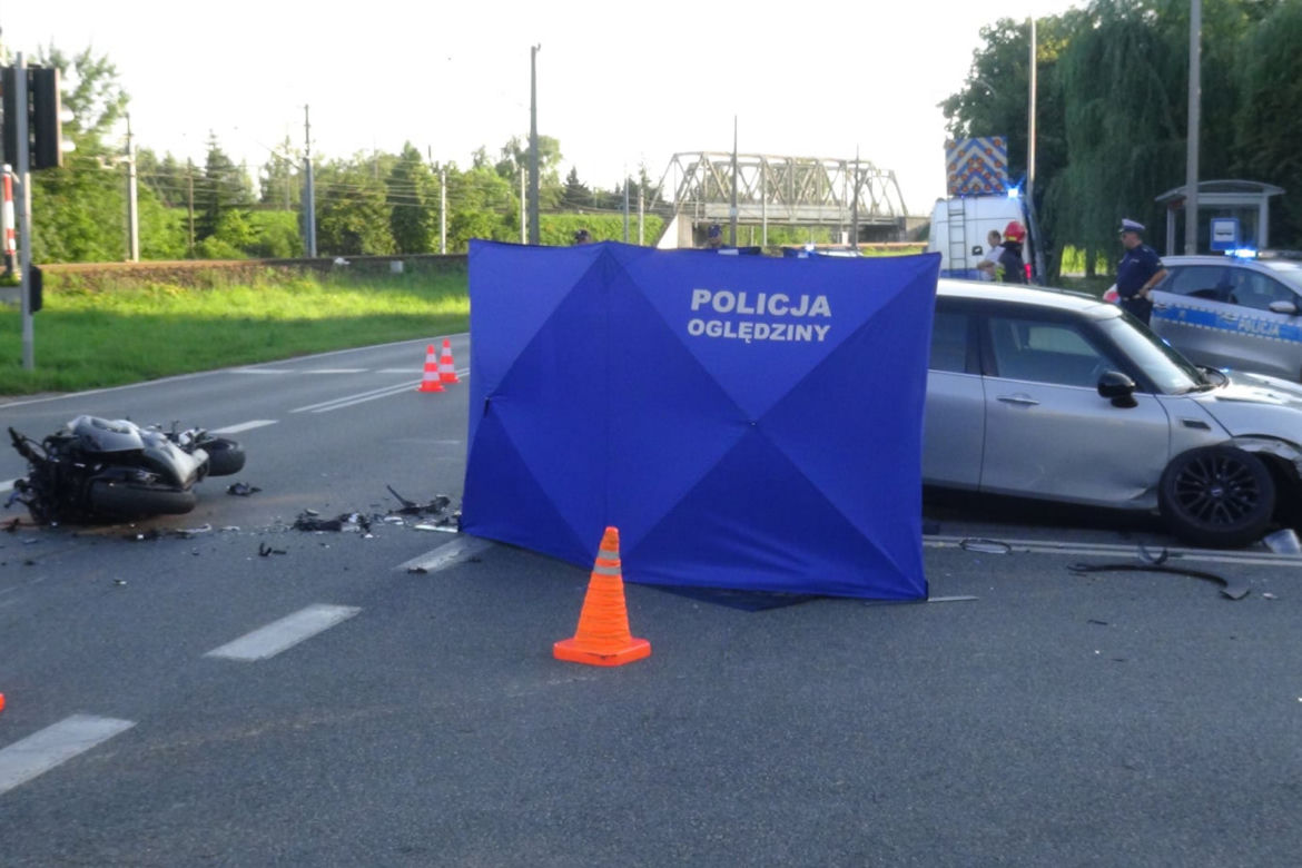 Tragiczny wypadek na warszawskich Włochach. Pomimo reanimacji motocyklista zginął na miejscu