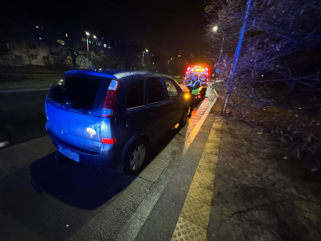 Kolejne potrącenie w Warszawie. Ofiarą młoda kobieta. "Uderzyła głową w przednią szybę"