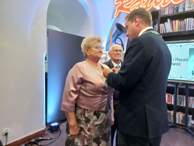 "Łóżko wszystko goi". Cenne rady od par świętujących 50-lecie małżeństwa w Lesznie