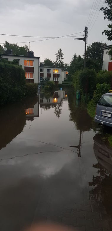 Krajobraz po burzach i ulewach na Śląsku i w Zagłębiu. Zalało ulice Czeladzi, Bytomia, Rudy Śląskiej [ZDJĘCIA,WIDEO]