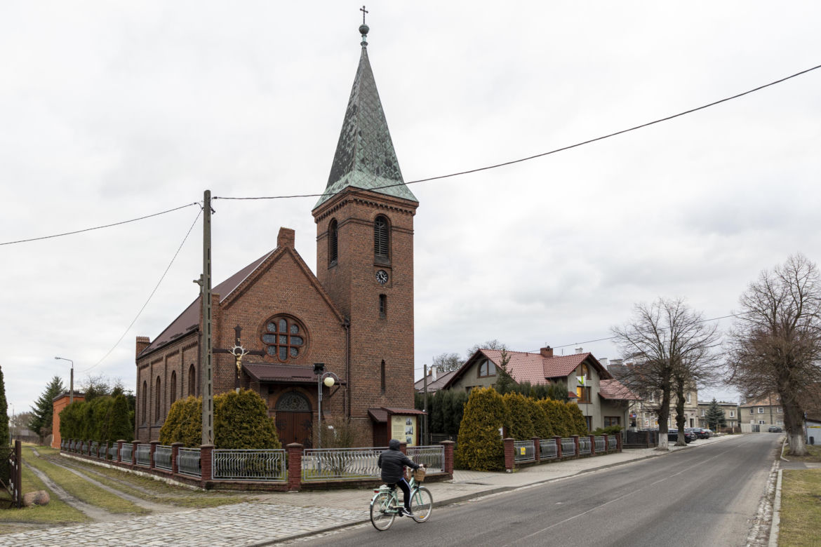 „Niepraktykujący” płaci podwójnie. Szokujący cennik na cmentarzu pod Wrocławiem