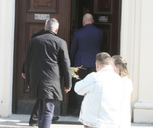 Jarosław Kaczyński szykuj się do świąt. Prezes PiS z kolorową palmą