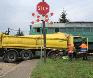 Warszawa Pociąg wjechał w ciężarówkę