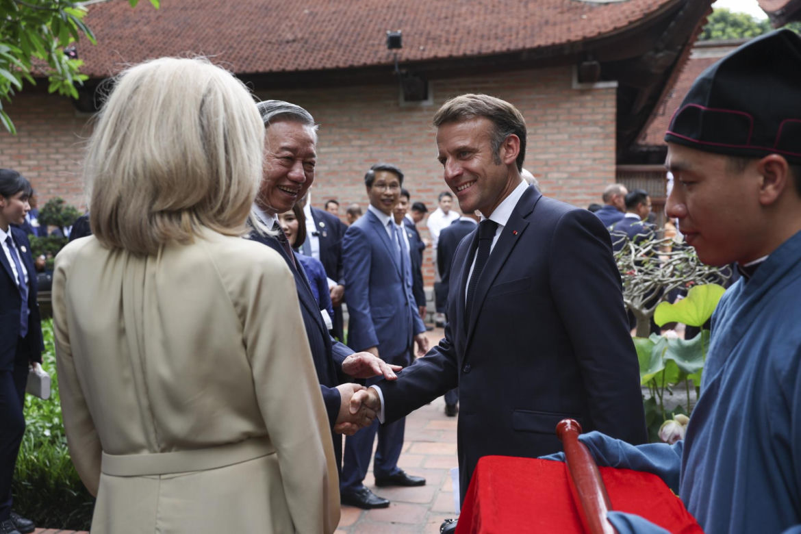 Francja/ Pałac Elizejski tonuje gwałtowny gest Brigitte Macron wobec męża, uchwycony przez kamery