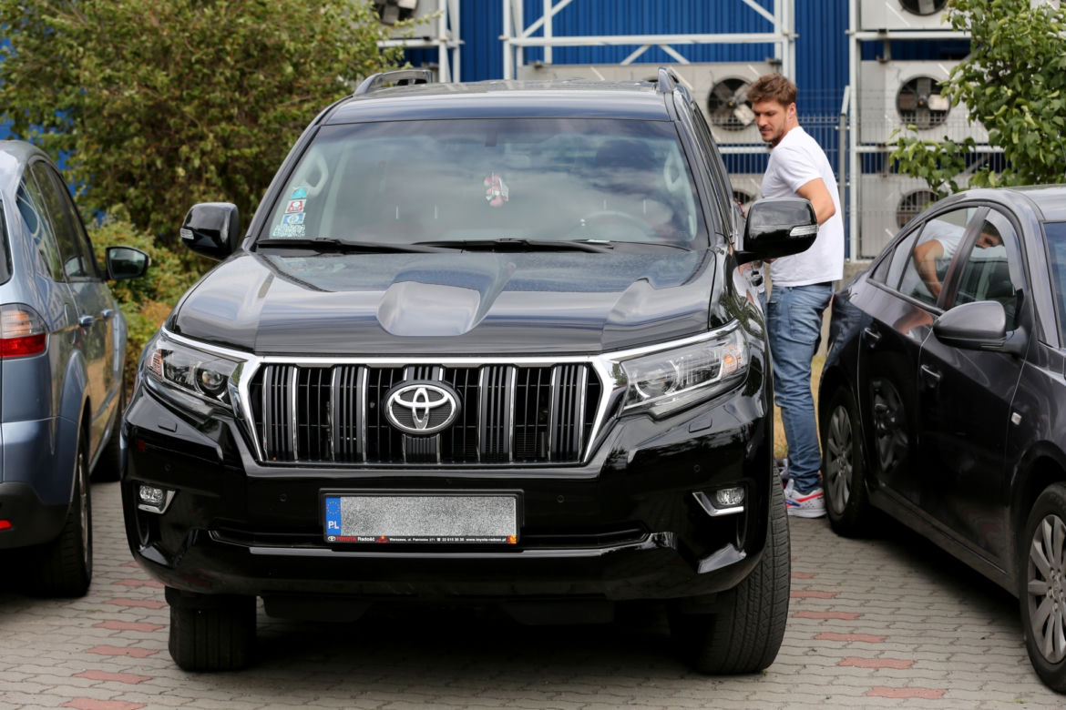 Mikołaj Roznerski i terenowa Toyota Land Cruiser