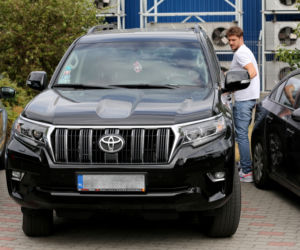 Mikołaj Roznerski i terenowa Toyota Land Cruiser
