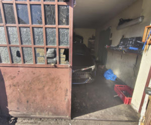 20 zarzutów za paserstwo. Rozbierali auta pod Wołominem. Kobra likwiduje samochodową dziuplę!