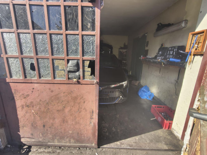 20 zarzutów za paserstwo. Rozbierali auta pod Wołominem. "Kobra" likwiduje samochodową dziuplę!