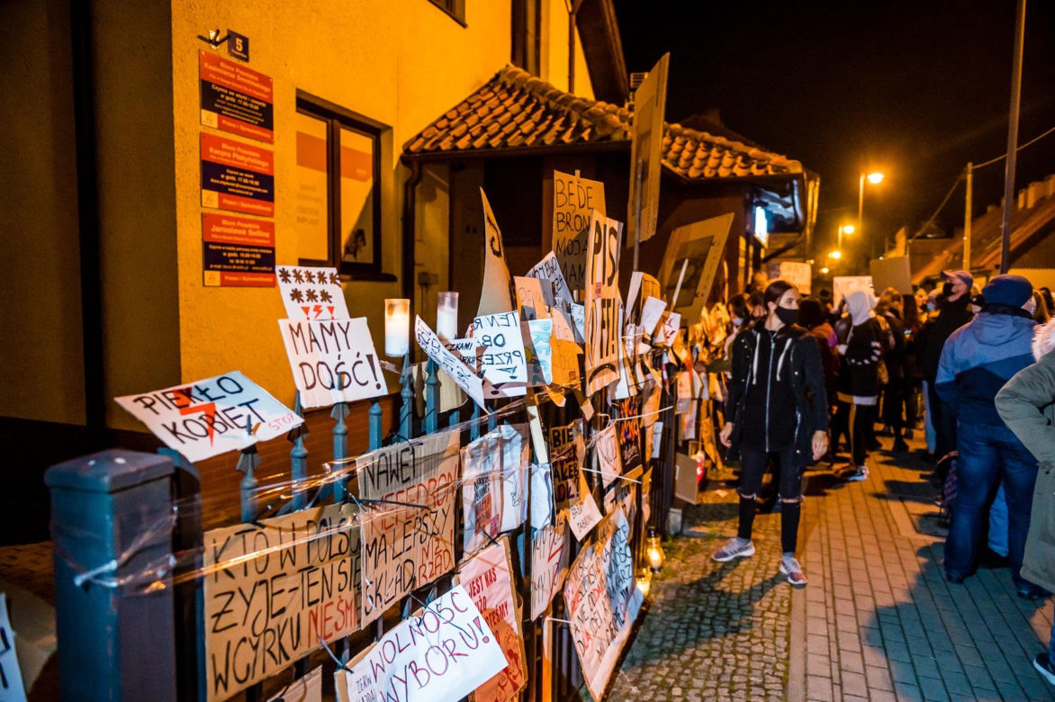 Ciągniki i kobiety pod biurem PiS-u. "BECZKA GNOJU już w drodze"