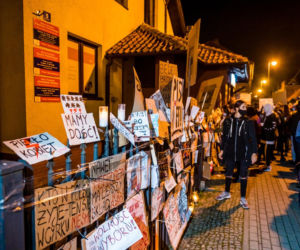 Ciągniki i kobiety pod biurem PiS-u. BECZKA GNOJU już w drodze
