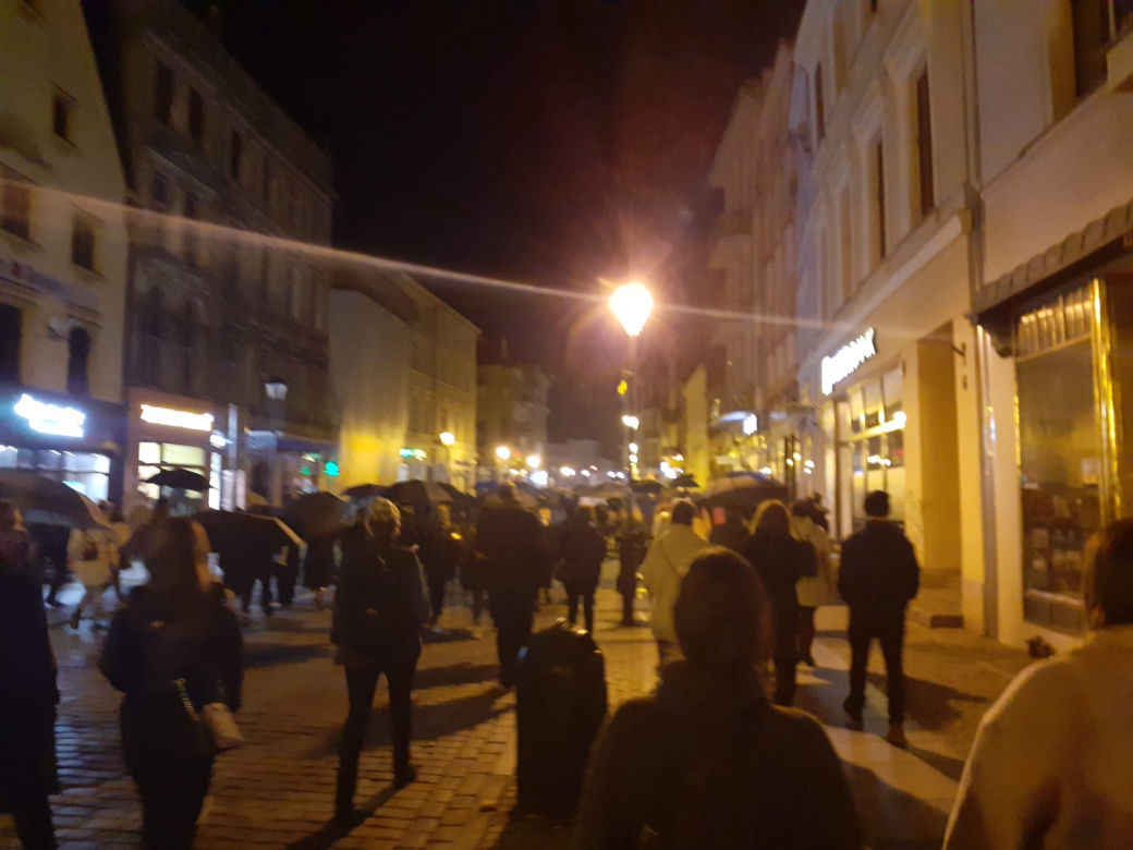 Toruń. "Jeb** PiS" pod pomnikiem Kopernika! WIDEO i ZDJĘCIA z "Czarnego spaceru z czarnymi parasolkami"