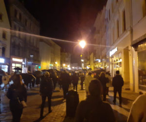 Toruń. Jeb** PiS pod pomnikiem Kopernika! WIDEO i ZDJĘCIA z Czarnego spaceru z czarnymi parasolkami