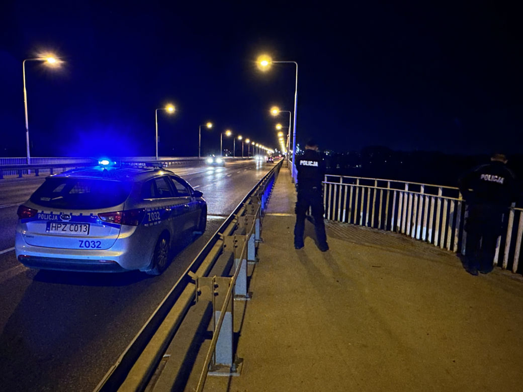 Runął z mostu prosto na beton. Nie żyje. Tragedia na Moście Gdańskim