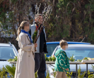 Rafał Maserak tańczący z palmami