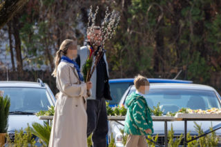 Rafał Maserak tańczący z palmami