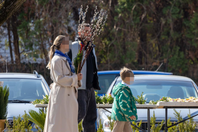 Rafał Maserak tańczący z palmami