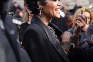 Klejnoty z Luwru znalezione na półnagiej piękności?! Jest jeden problem