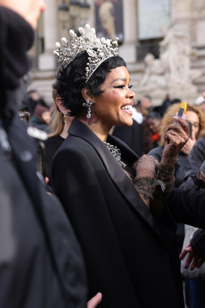 Klejnoty z Luwru znalezione na półnagiej piękności?! Jest jeden problem