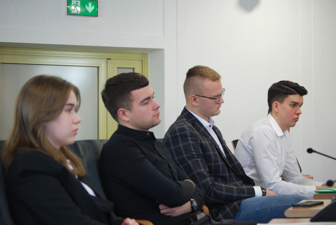 Uczniowie ZSP nr 4 w Siedlcach i ich opiekunowie, którzy wzięli udział w debacie o bezpieczeństwie