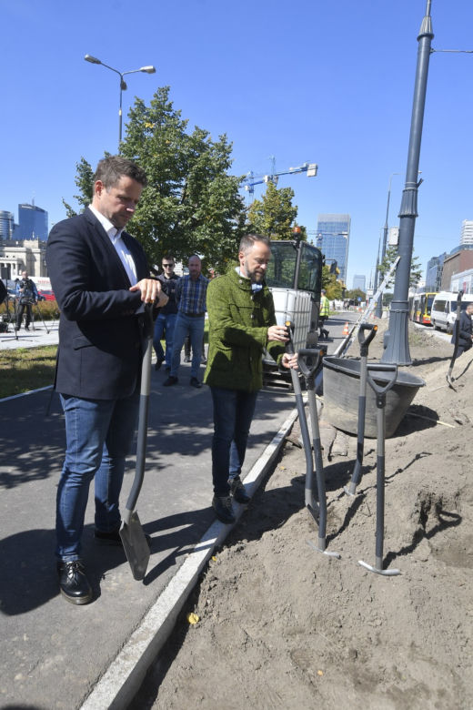 Trzaskowski z łopata w centrum miasta