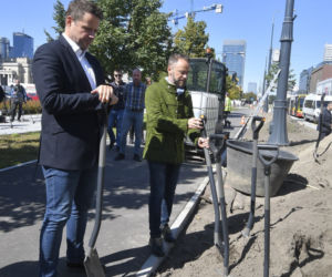 Trzaskowski z łopata w centrum miasta