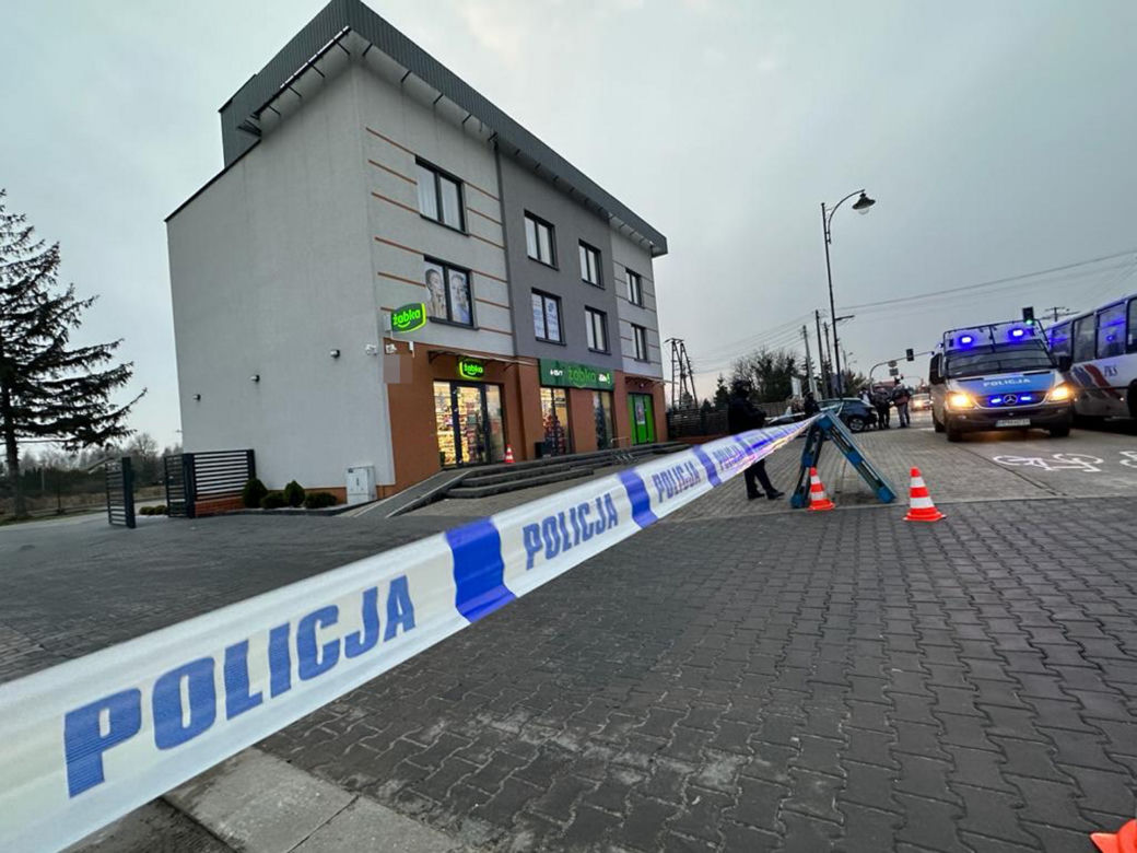 Brutalne zabójstwo w Żabce w Sochaczewie. Zadał ekspedientce 20 ciosów nożem i uciekł. Trwa obława