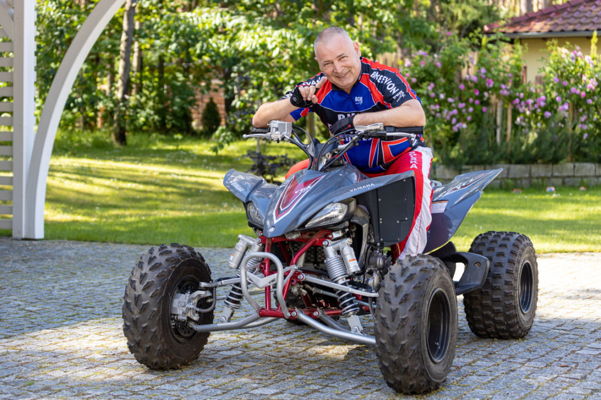 Senator Robert Dowhan śmiga na quadzie