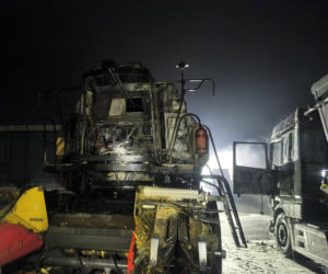 Lubelskie: Ogień trawił ciężarówki i kombajn! Dramatyczna interwencja strażaków w środku nocy