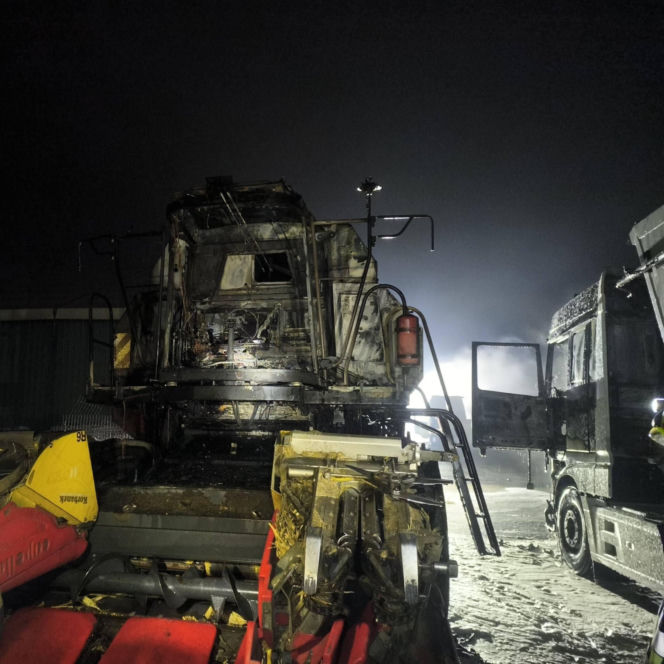 Lubelskie: Ogień trawił ciężarówki i kombajn! Dramatyczna interwencja strażaków w środku nocy