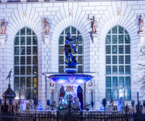 Iluminacje w Gdańsku w geście solidarności z osobami i rodzinami dotkniętymi chorobami rzadkimi.